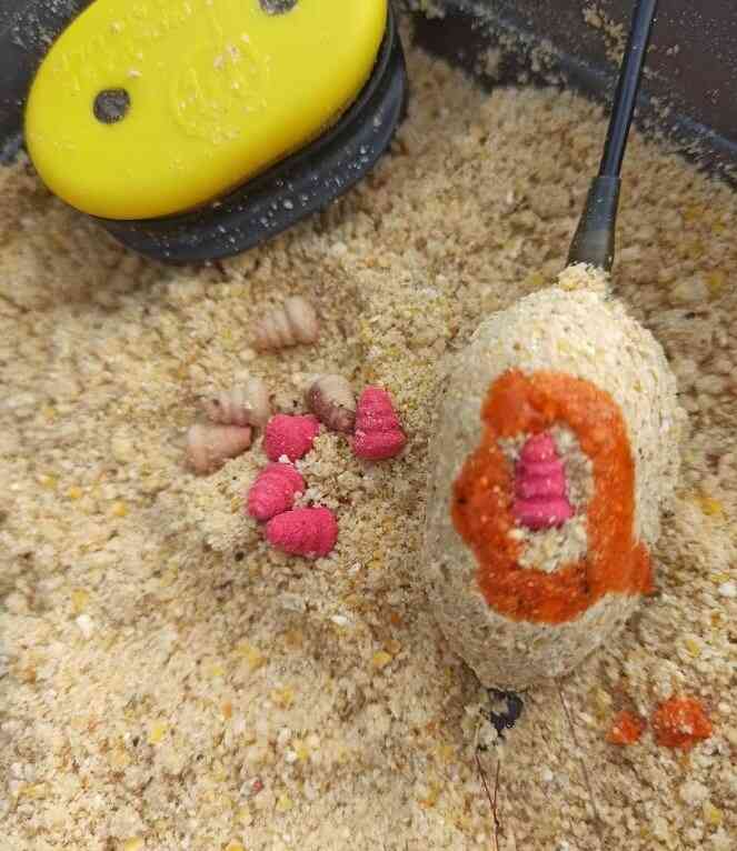 FeederBait Mini Šlimak Wafters Jahoda/Ryba 11x8 mm/25ml