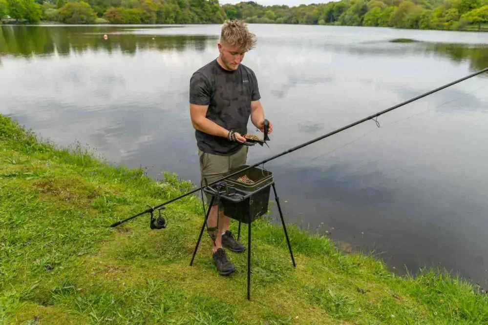Avid Carp Stojan na kbelík Bait Station Kit