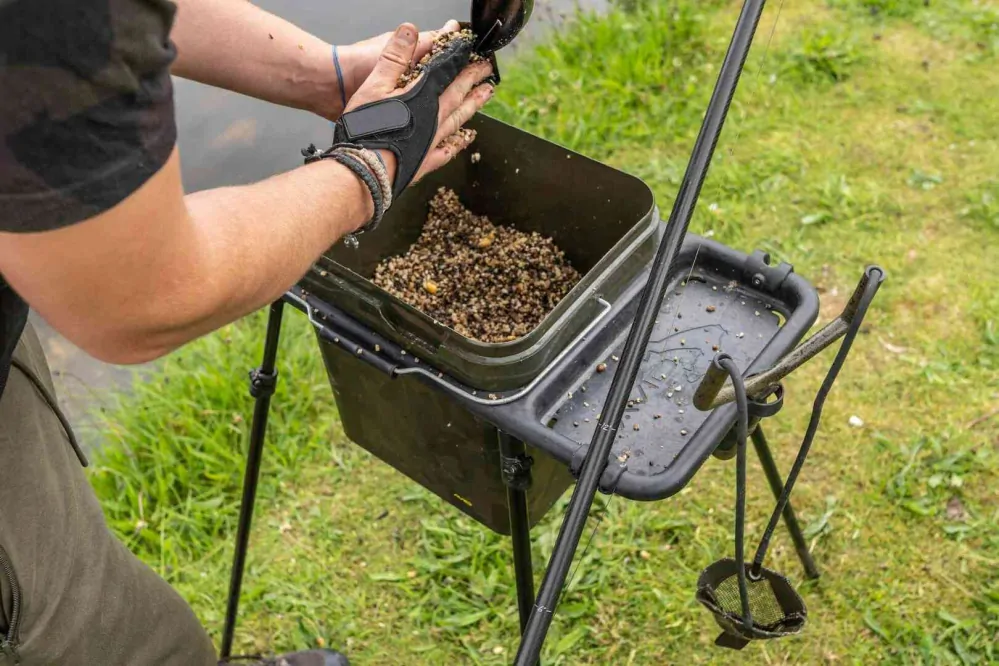 Avid Carp Stojan na kbelík Bait Station