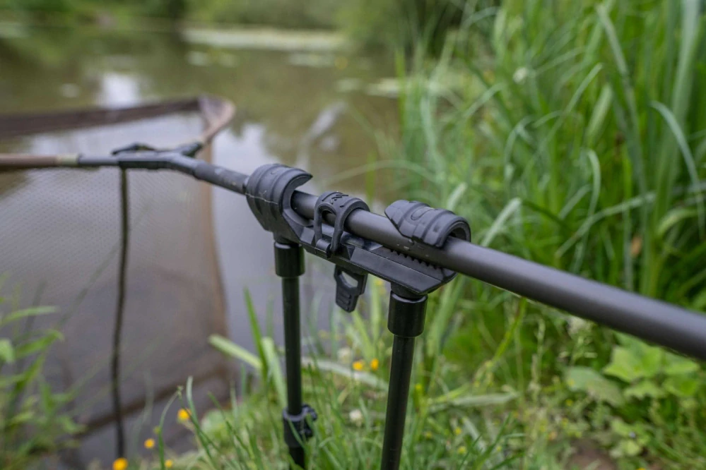 Avid Carp Držák na podběrák Lok Down Landing Net Holder