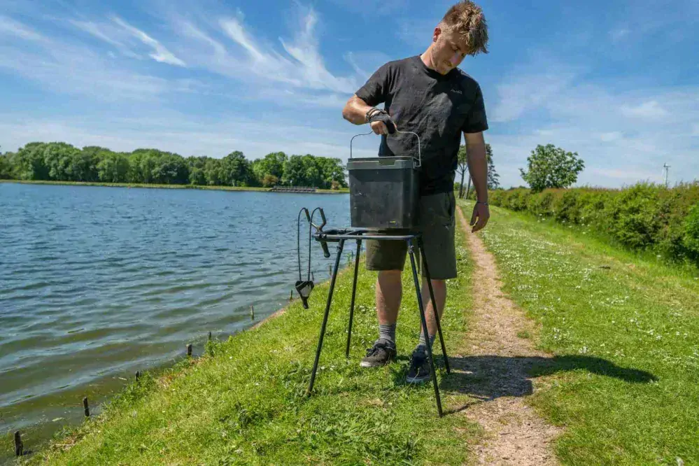 Avid Carp Stojan na kbelík Bait Station Kit