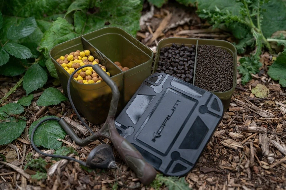 Korum Dělená krabička Divided Bait Tub 1,7l