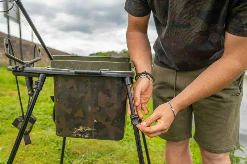 Avid Carp Stojan na kbelík Bait Station Kit