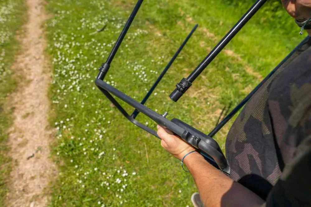 Avid Carp Stojan na kbelík Bait Station Kit
