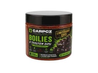 CarpCZ Boilies v dipu Frankfurtská klobása & Jahoda 20mm/500ml